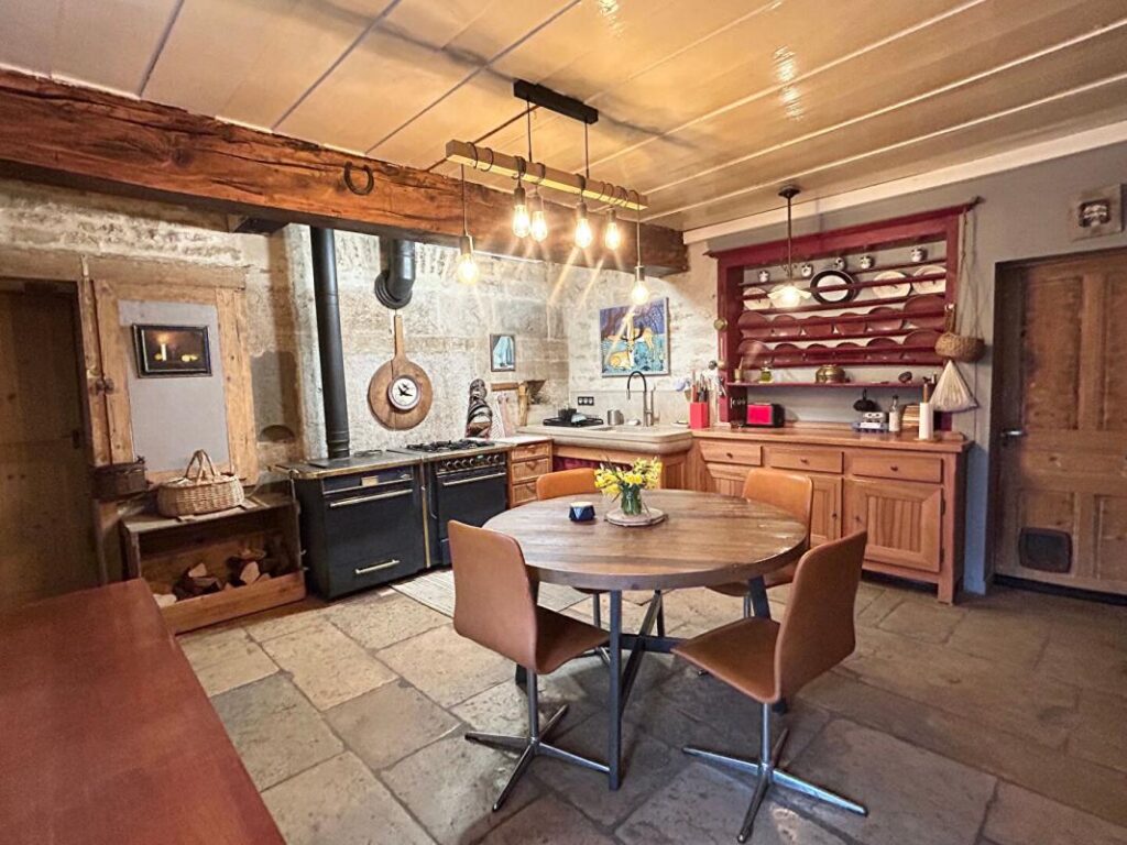 ANCIEN CORPS DE FERME RENOVE 8 PIECES 222 m² SUR TERRAIN DE 46 ARES 390000 EUROS – 8 pièces – 3 chambres – 222 m²