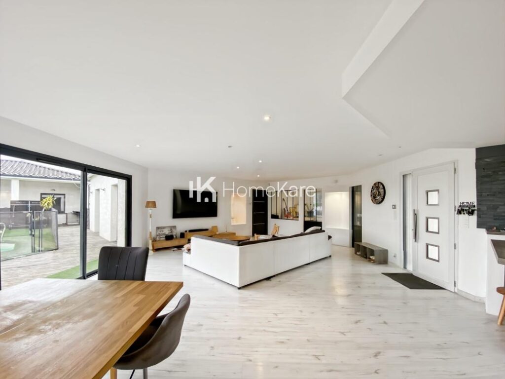 VILLA AVEC VUE, PISCINE, DEPENDANCE ET GRAND GARAGE – 8 pièces – 6 chambres – 275 m²