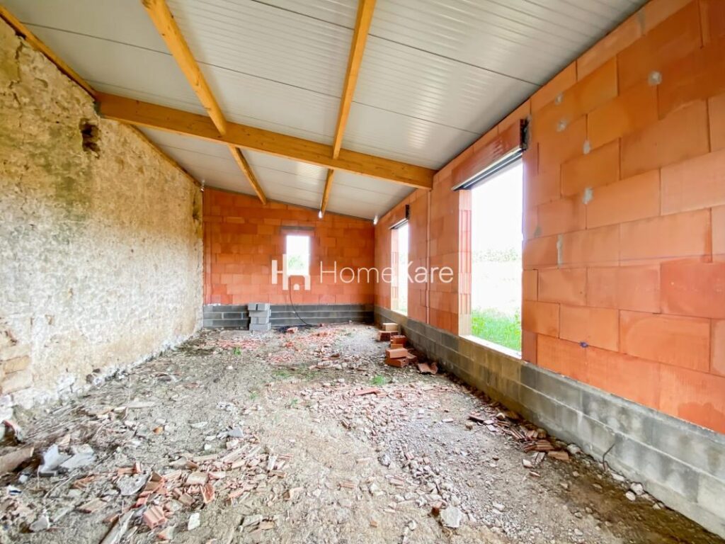 UNE BELLE BATISSE EN PIERRE DANS UN ECRIN DE VERDURE – 5 pièces – 4 chambres – 180 m²