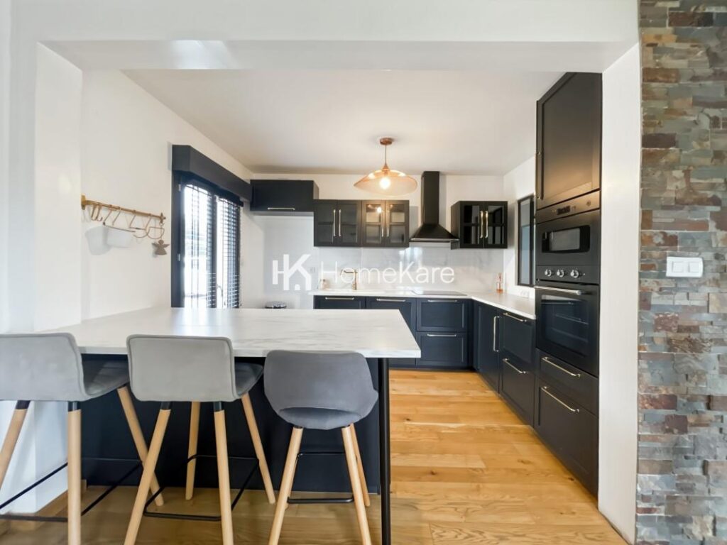 TRANQUILITÉ ASSURÉE ! – 6 pièces – 5 chambres – 130 m²