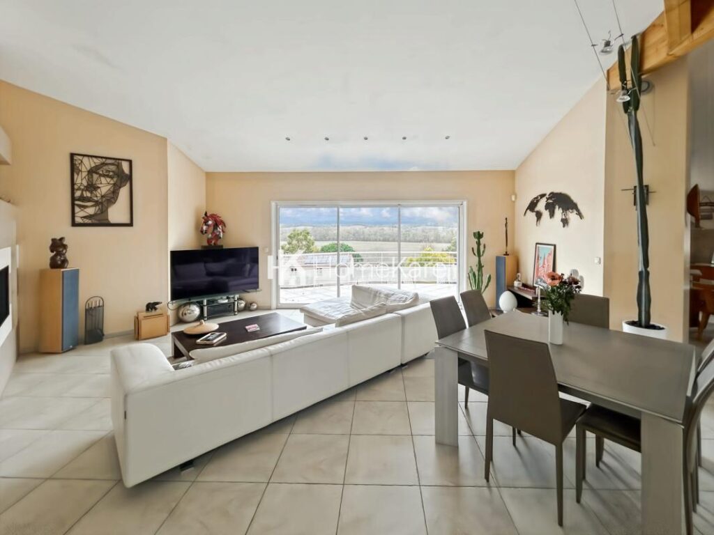 VILLA FAMILIALE T7 AVEC VUE, PISCINE ET GARAGE – 7 pièces – 4 chambres – 185 m²