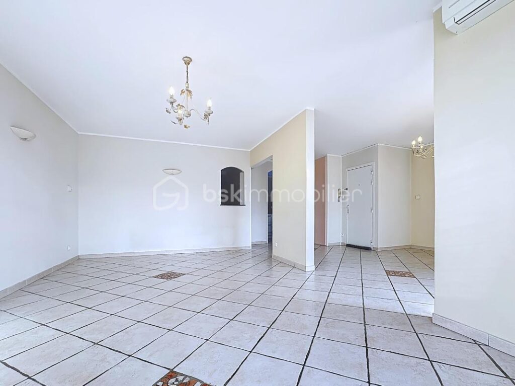 T4 101 m² ÉTAGE ÉLEVÉ – VUE MASSIFS – 2 BALCONS – GARAGE 20 m² – GRENOBLE 38100 – 5 pièces – 3 chambres – 101 m²