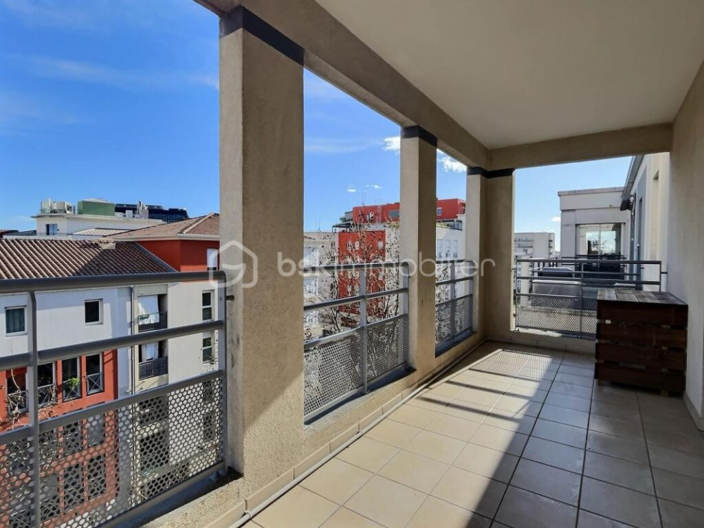 Rare : Dernier étage rénové – Balcon – Parking – Proche mairie – 3 pièces – 2 chambres – 63 m²