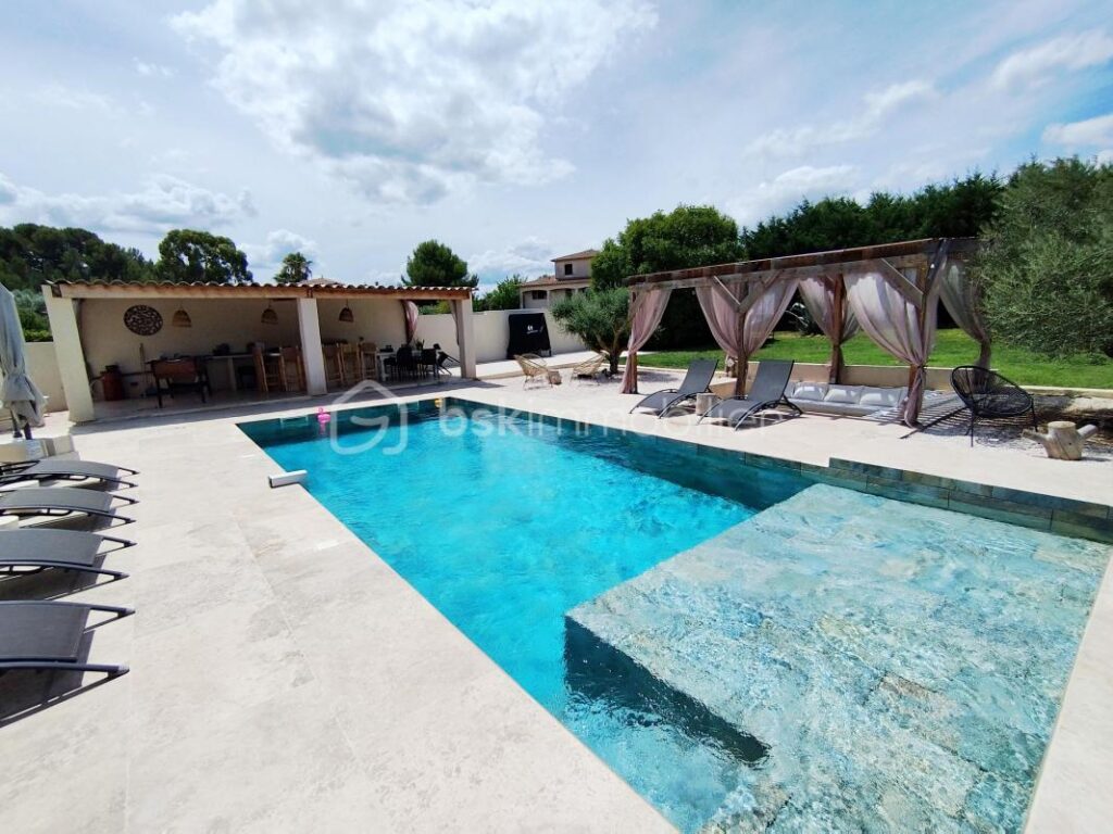 Villa avec un appartement sur 2000 m² de terrain – 8 pièces – 4 chambres – 219 m²