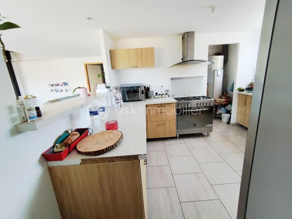 2 villas récentes sur 2 hectares de terrain – 10 pièces – 7 chambres – 305 m²