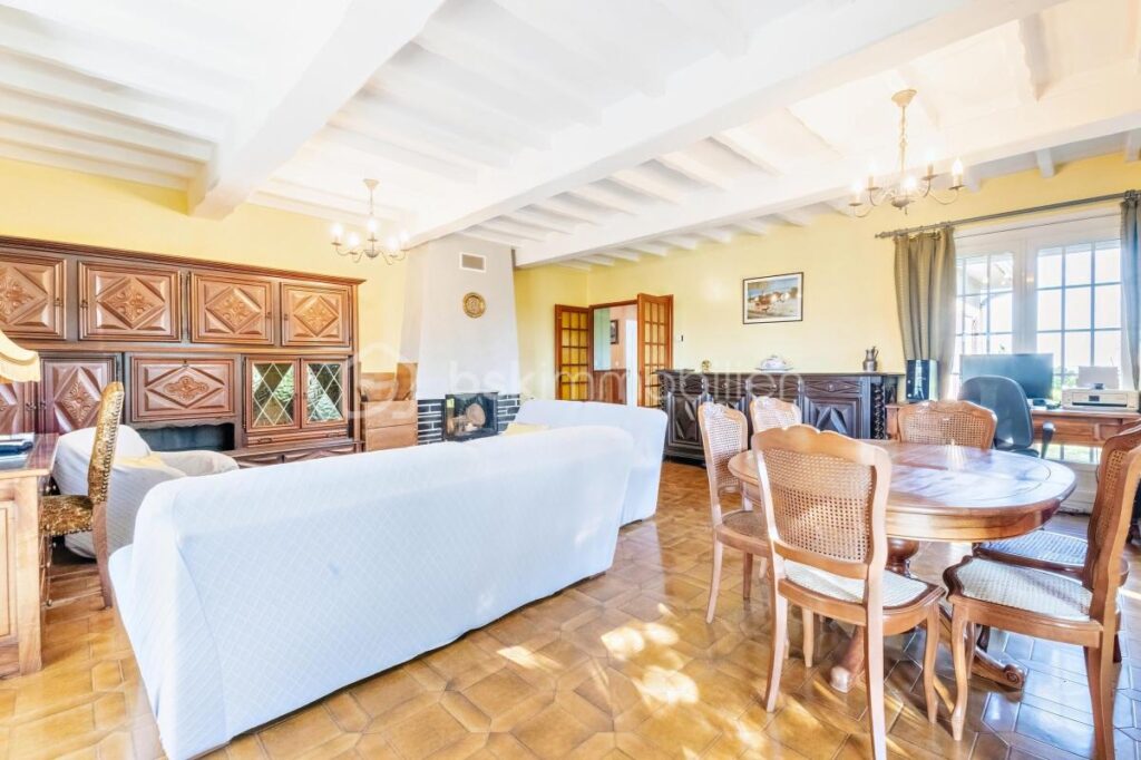 Maison d’exception sur parcelle d’environ 4 300 m² piscinable & constructible – 8 pièces – 7 chambres – 205 m²