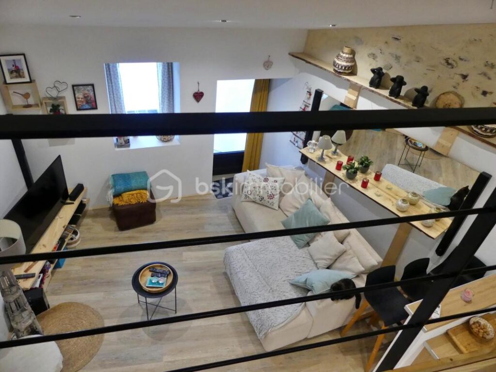 Maison de village en pierre entièrement rénovée – 3 pièces – 2 chambres – 90 m²