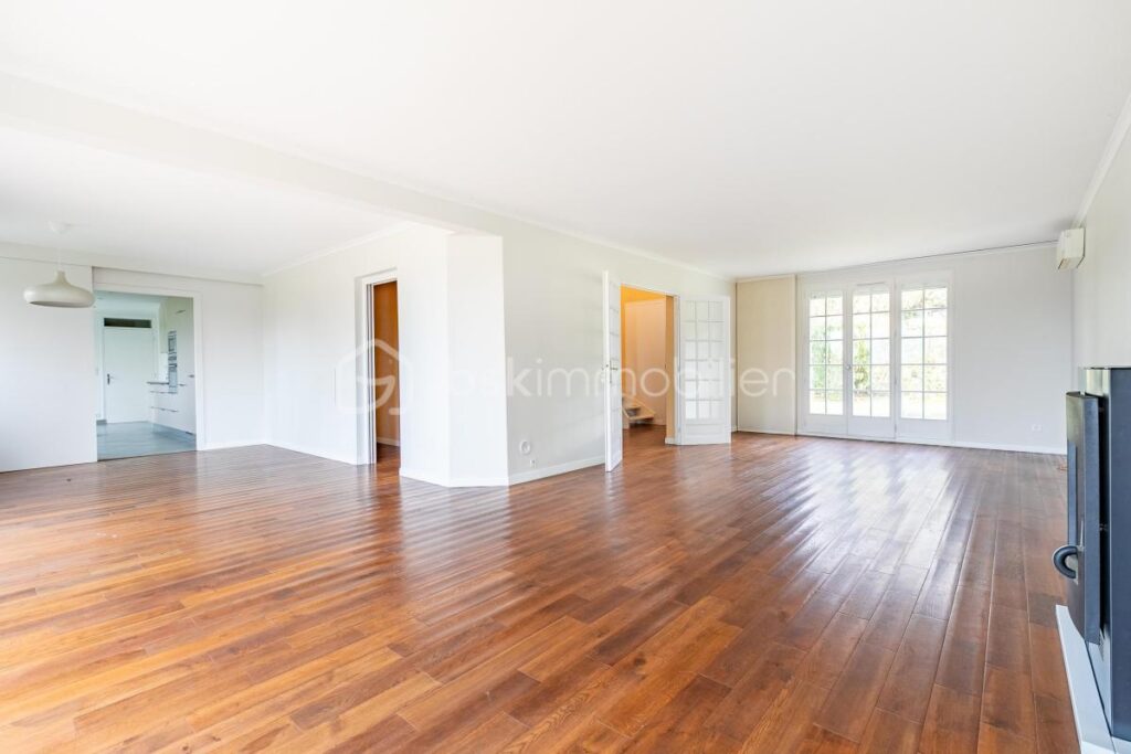 Maison familiale type ‘ORANGER’ 210m² à SAINT-WITZ – 8 pièces – 5 chambres – 210 m²