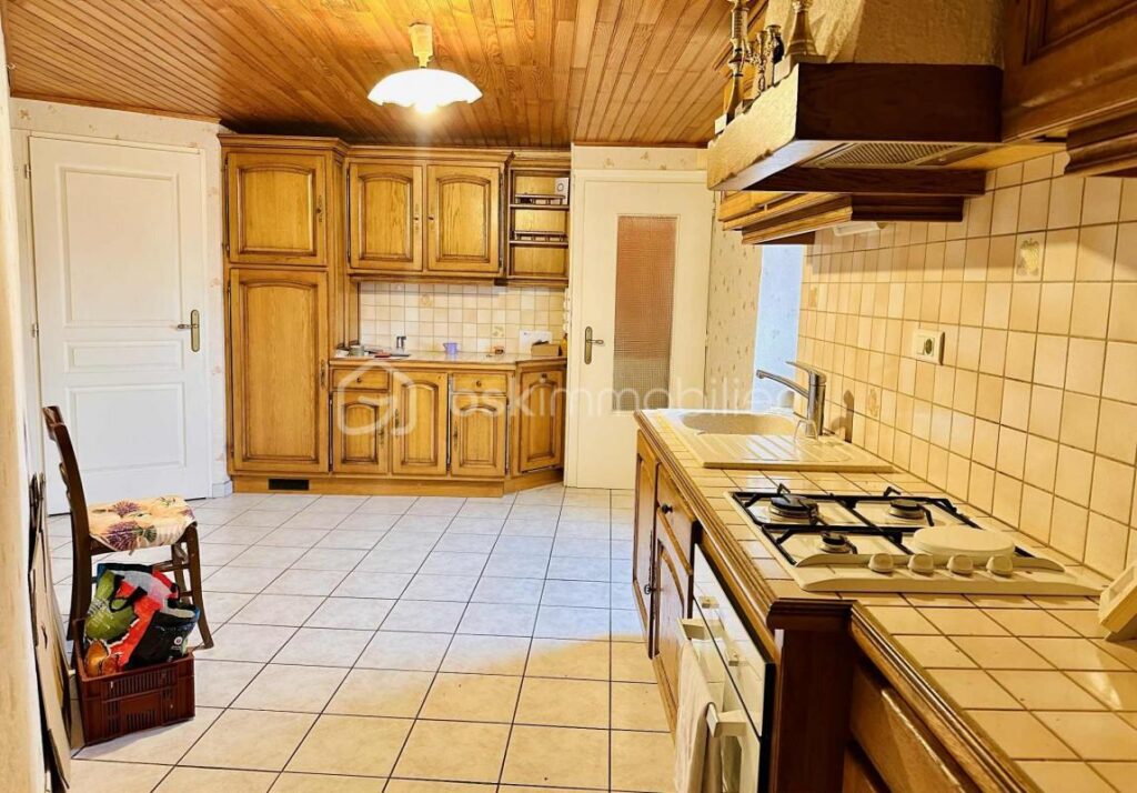 Une vue rare, un emplacement recherché, une maison de caractère au cœur de Roiffieux – 4 pièces – 2 chambres – 75 m²