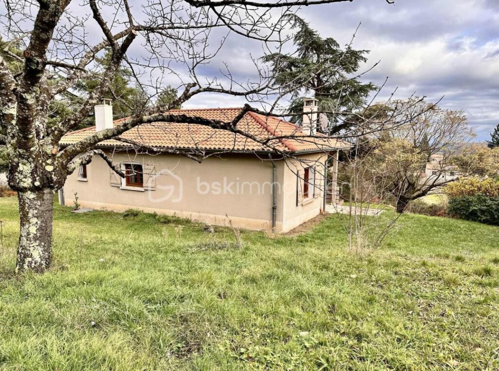 VILLA AVEC SOUS-SOL COMPLET SUR 2 510 m² DE TERRAIN CONSTRUCTIBLE – 4 pièces – 3 chambres – 103 m²