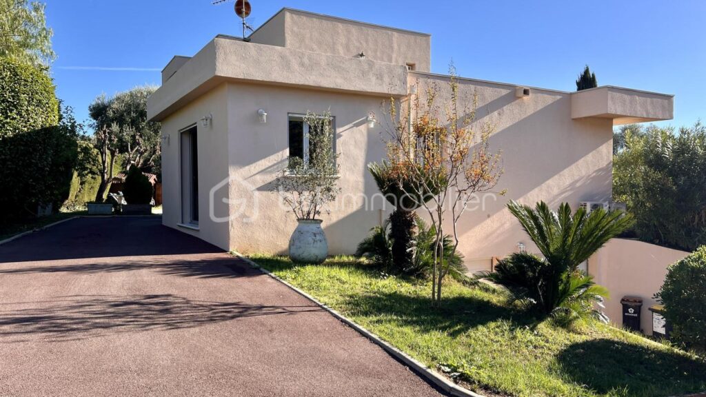 Villa 6 pièces, Piscine, Double garage, Calme, Quartier résidentiel – 6 pièces – 4 chambres – 150 m²