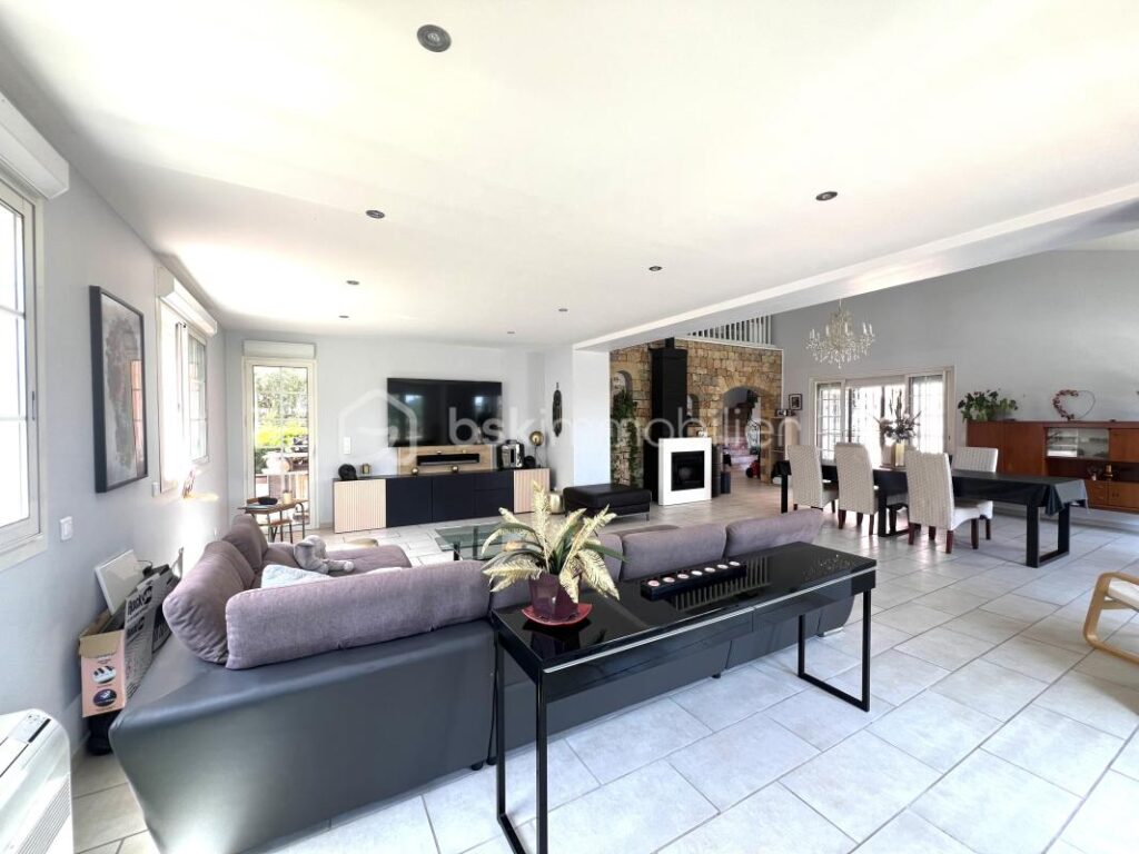 Maison 280m2 à Poussan – 7 pièces – 6 chambres – 280 m²