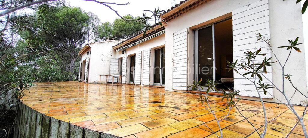 Magnifique maison sur une grande parcelle avec une dépendance et un garage , au bord de la plage de l’étang de Berre , sur Saint-Chamas – 4 pièces – 3 chambres – 127 m²