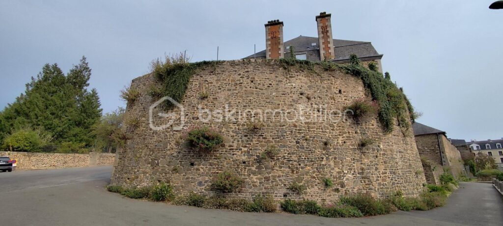 Immeuble de 495 m2 Centre ville de Fougères – NR pièces – NR chambres – 495 m²