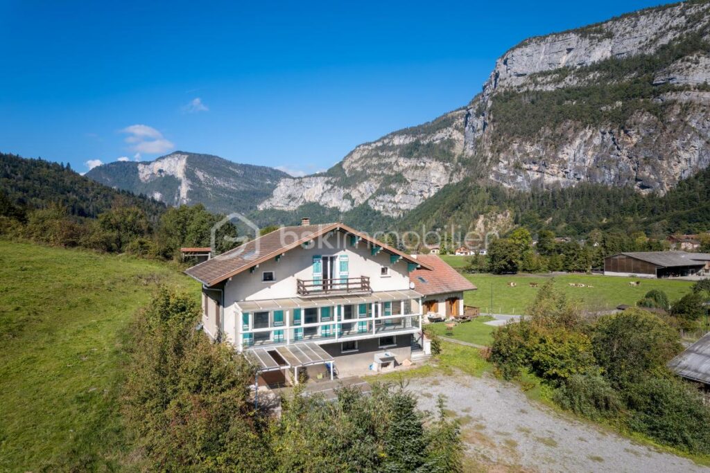 74300 – MAGLAND – GRANDE MAISON DE VILLAGE – PROJET DE RÉNOVATION – SITUATION AU CALME ET ENSOLEILLÉE – 3 NIVEAUX, 270M² DE SURFACE TOTALE POUR 170M² HABITABLES – 8 pièces – 4 chambres – 170 m²