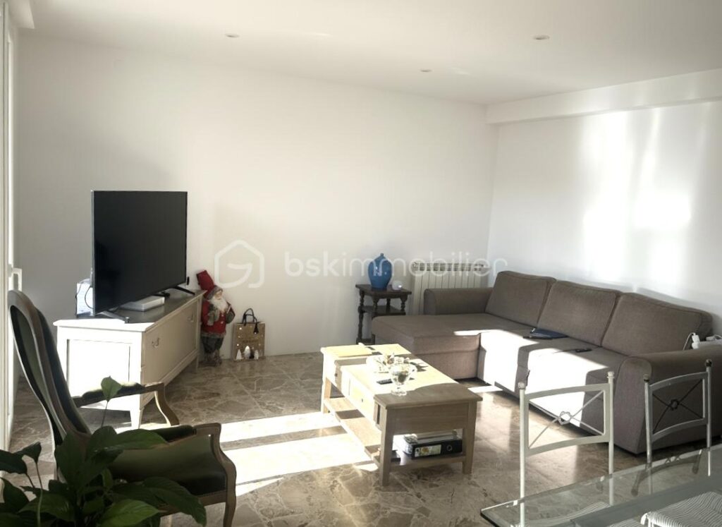 Appartement rénové tout confort 3 pièces avec terrasse – 3 pièces – 2 chambres – 83 m²