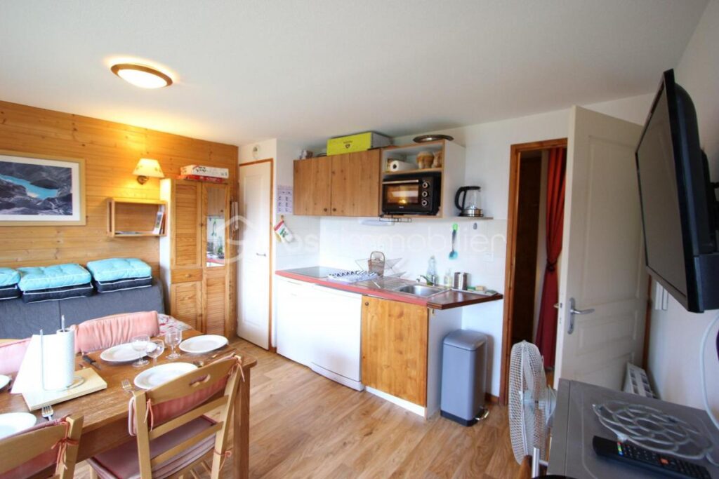 APPARTEMENT T2 SITUÉ NIVEAU 2 COMPRENANT ENTRÉE AVEC COIN MONTAGNE, SÉJOUR AVEC KITCHENETTE, UNE CHAMBRE, SALLE DE BAINS, WC, BALCON ET UN CASIER À SKIS – 2 pièces – 1 chambre – 37 m²