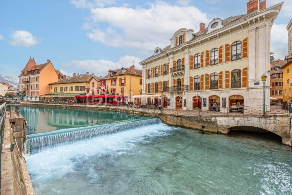 Très bel appartement ancien vieille ville vue Thiou et lac 152 m2 – 5 pièces – 3 chambres – 152 m²