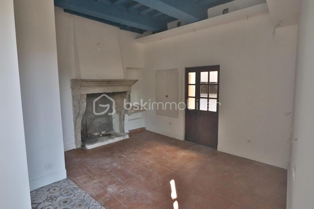 2 immeubles à rénover de 800m² avec cours, terrasse et balcon – NR pièces – NR chambres – 200 m²