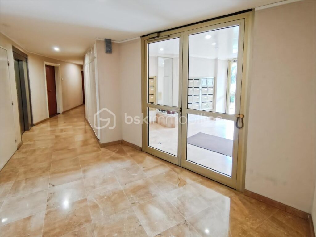 SUPERBE APPARTEMENT F4 DANS RESIDENCE DE STANDING AVEC ASCENSEUR A 8′ A PIEDS DE LA GARE + BOX VEHICULE – 4 pièces – 3 chambres – 72 m²