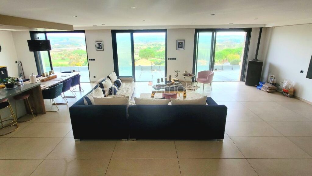 Splendide villa avec une vue imprenable – 10 pièces – 7 chambres – 310 m²