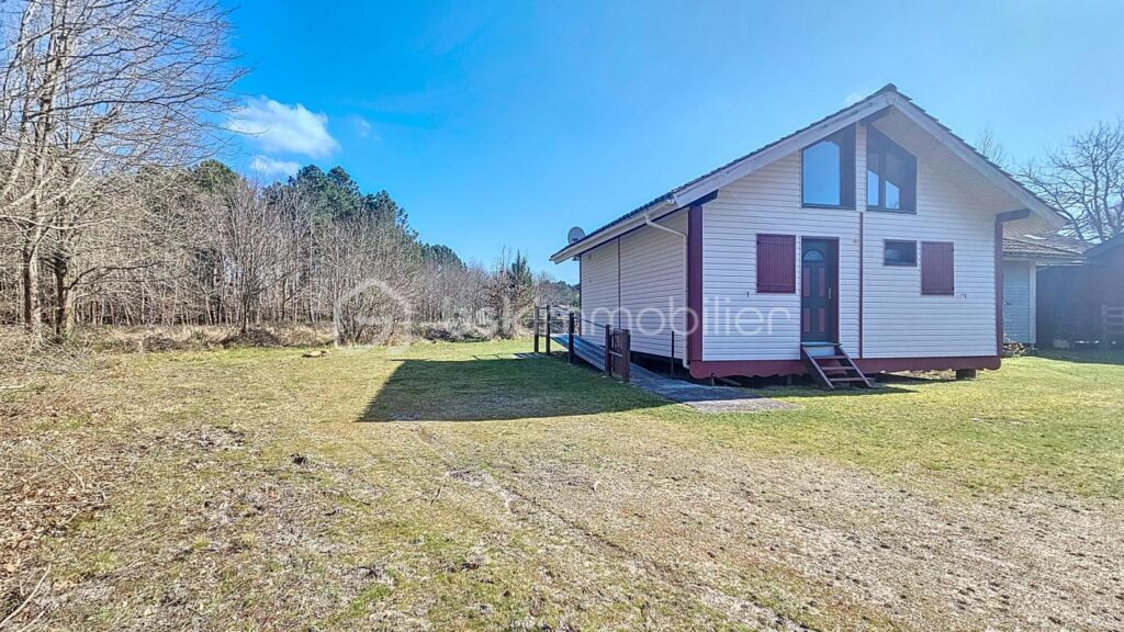 *** SOUS COMPROMIS*** Chalet T4 meublé – Cadre paisible et nature à Sanguinet – 4 pièces – 3 chambres – 53 m²