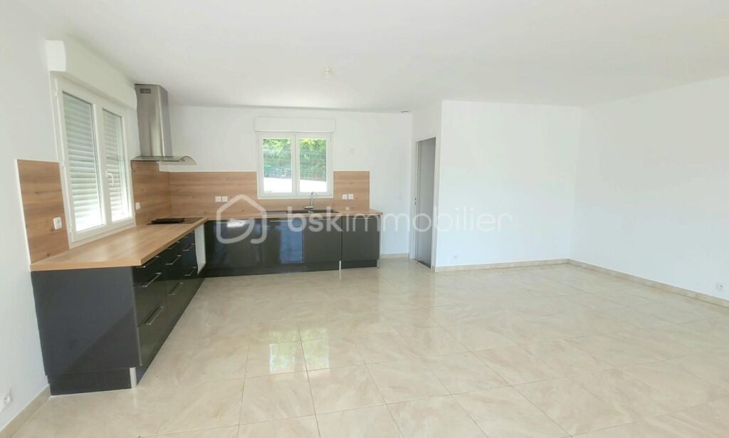 VILLA NEUVE PLAIN PIED, GRAND GARAGE ET VUE MAGNIFIQUE – 5 pièces – 3 chambres – 100 m²