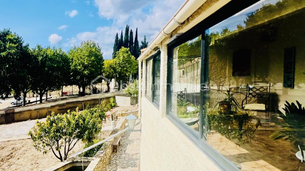 Maison avec vue superbe, grand sous-sol et vaste terrain – 12 pièces – 6 chambres – 185 m²