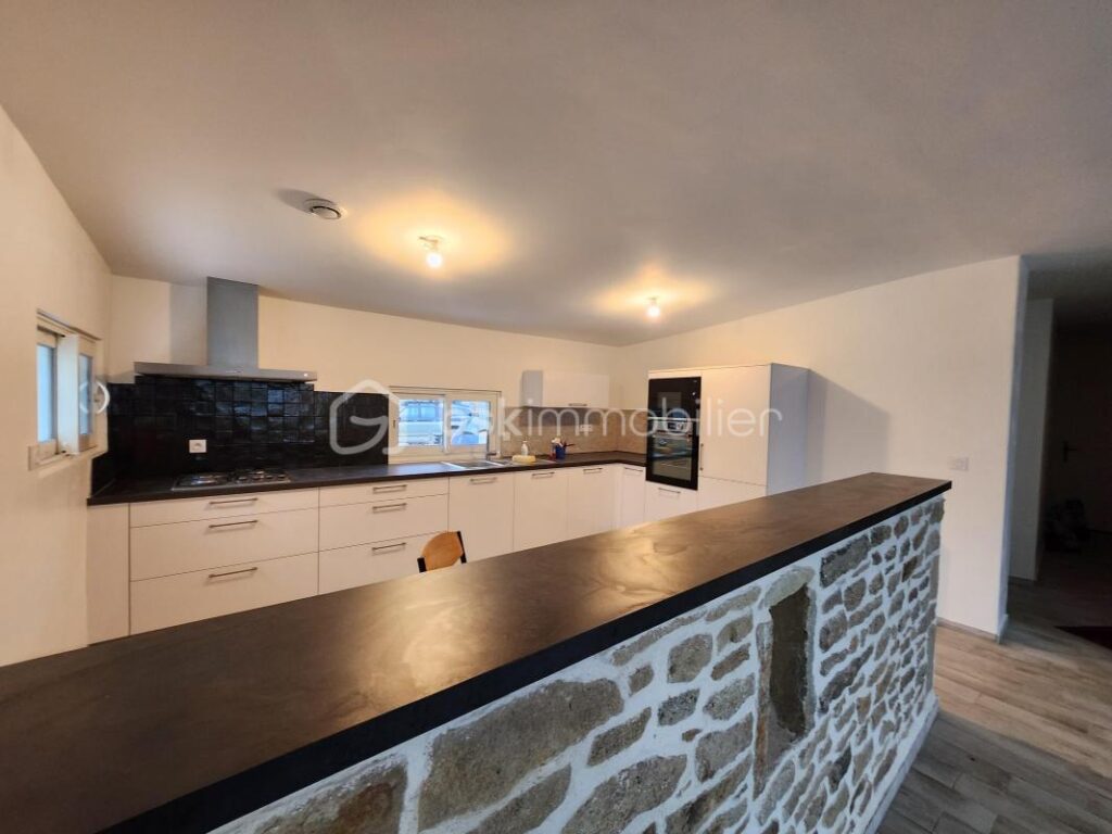 Longère en pierres de 6 pièces de 160 M2 à GRAND-CHAMP – 6 pièces – 4 chambres – 160 m²