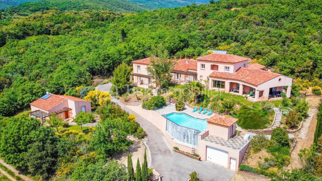 Domaine d’architecte 490 m² – 3 logements indépendants – Piscine à débordement – Vue panoramique – DPE A – Saint-Jean-de-la-Blaquière (34700) – 40 min Montpellier – 16 pièces – 12 chambres – 490 m²