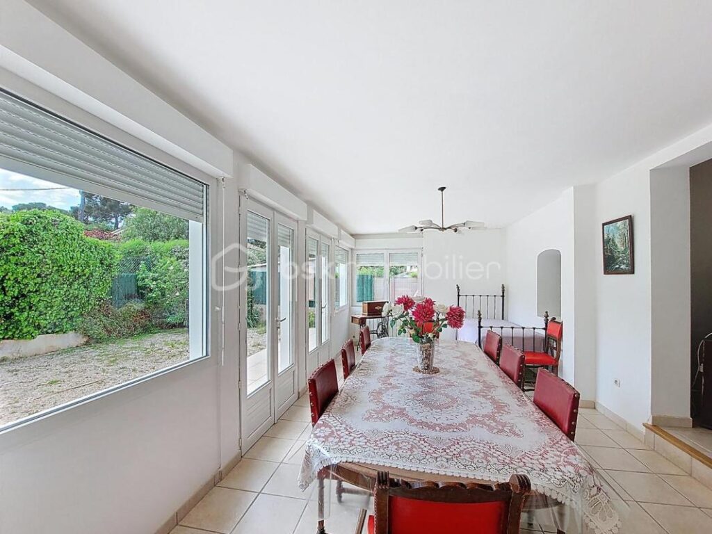 VILLA DE CARACTERE AVEC PISCINE – 7 pièces – 4 chambres – 158 m²