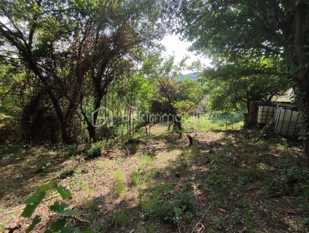 Parcelle constructible avec hangar et vue imprenable – 1 pièce – NR chambres – 180 m²