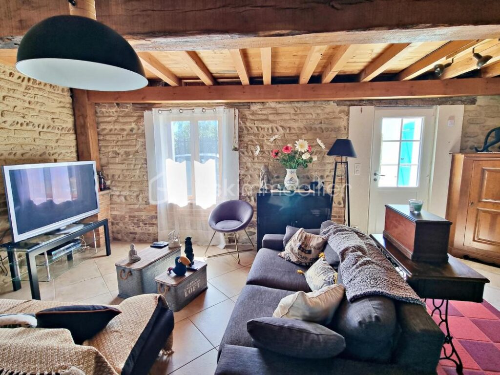 Corps de ferme rénové de 215 m² avec dépendances, grand terrain et piscine naturelle – 5 pièces – 3 chambres – 215 m²