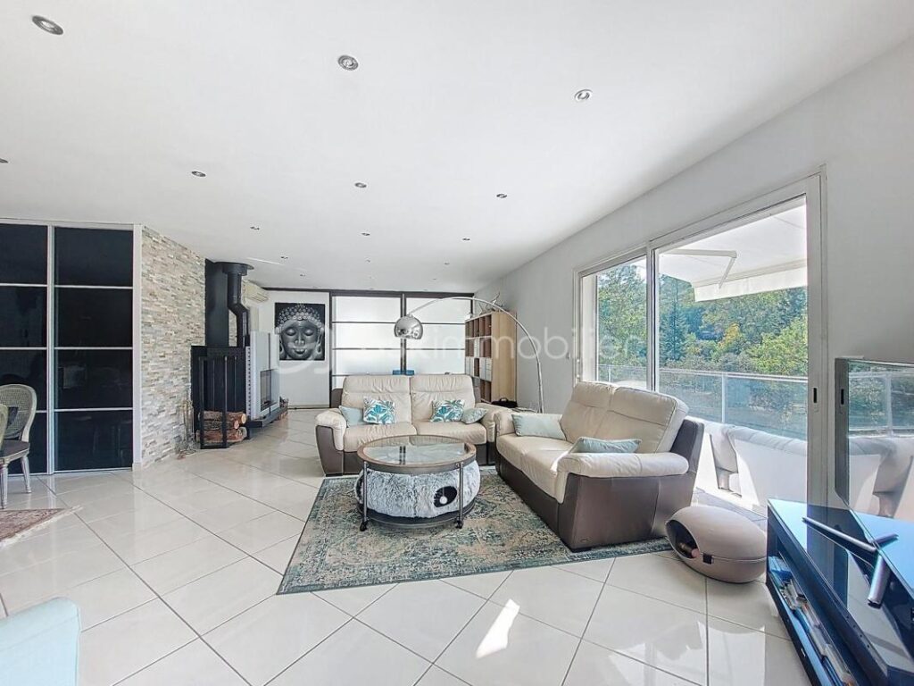 Villa de prestige avec piscine et appartement indépendant – 8 pièces – 5 chambres – 230 m²