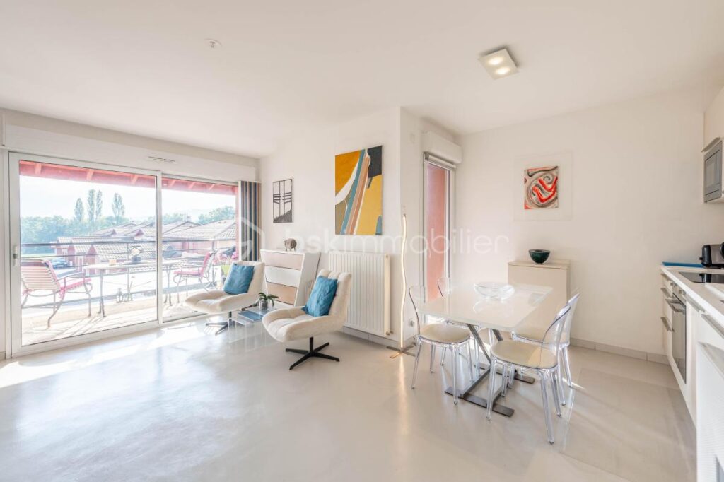 Appartement 2 pièces dernier étage avec balcon couvert de 11 m² sur vue dégagée – 2 pièces – 1 chambre – 44 m²