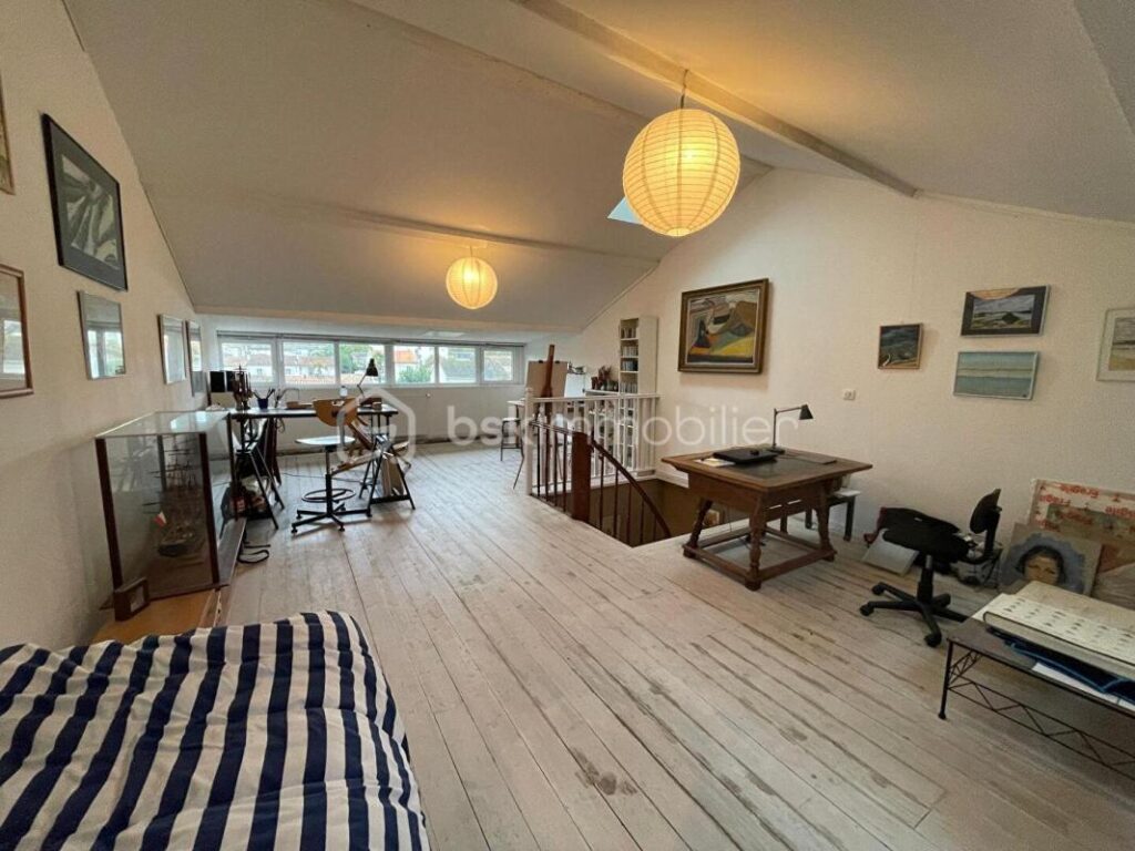 Superbe maison de ville à saintes en pierre de taille proche de la gare et de toutes les commodités – 6 pièces – 3 chambres – 179 m²