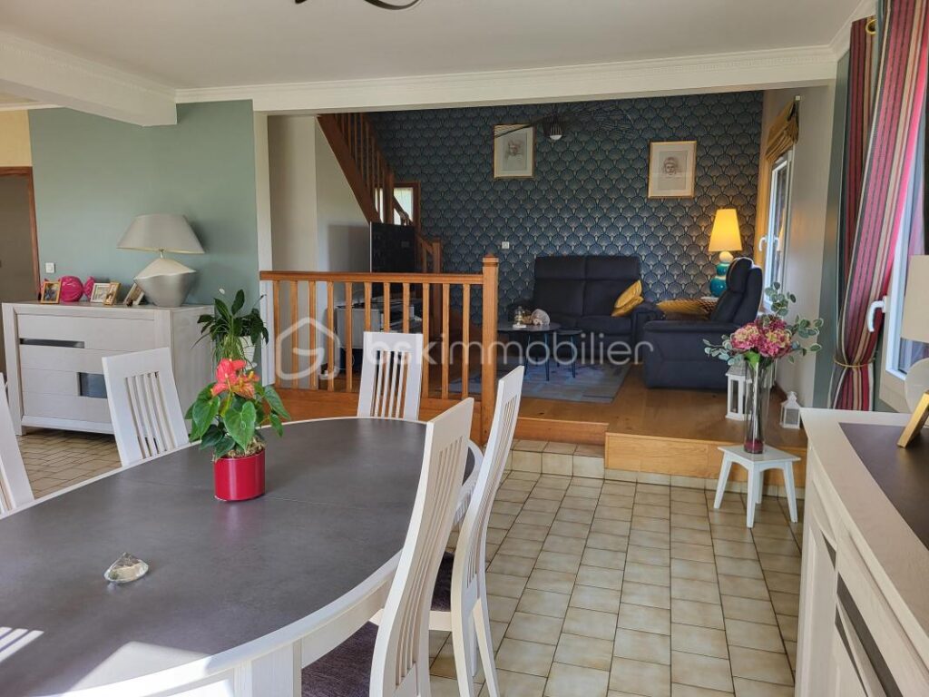 COUP DE CŒUR SUR LA COMMUNE DE SAINT-LAURENT-DE-CUVES – 6 pièces – 4 chambres – 138 m²