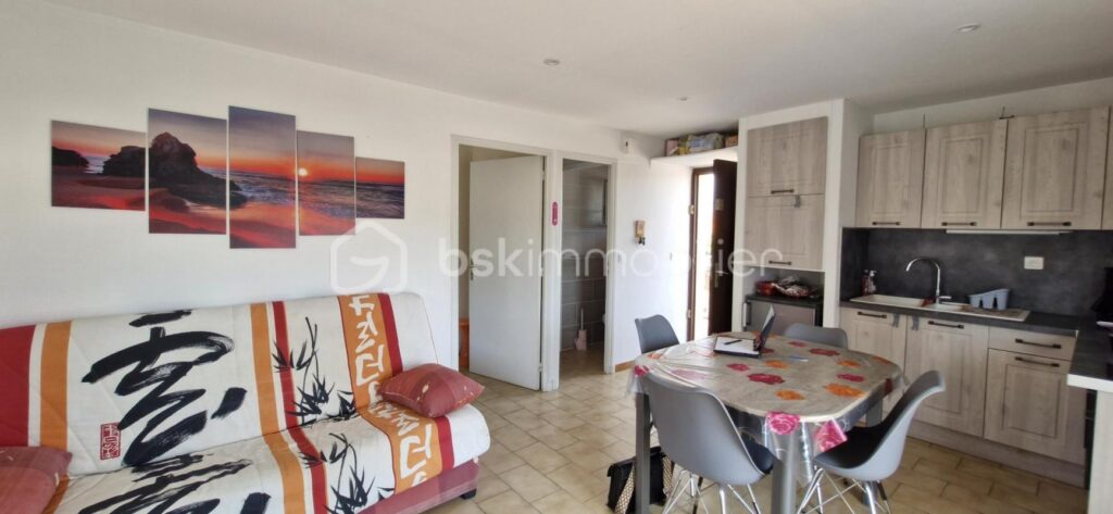 Ensemble Garage et Appartement T2 rénové à 400 m de la mer – 2 pièces – 1 chambre – 29 m²