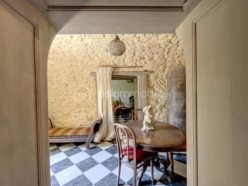 Maison de caractère avec vue panoramique – Ménerbes, Luberon – 9 pièces – 4 chambres – 155 m²