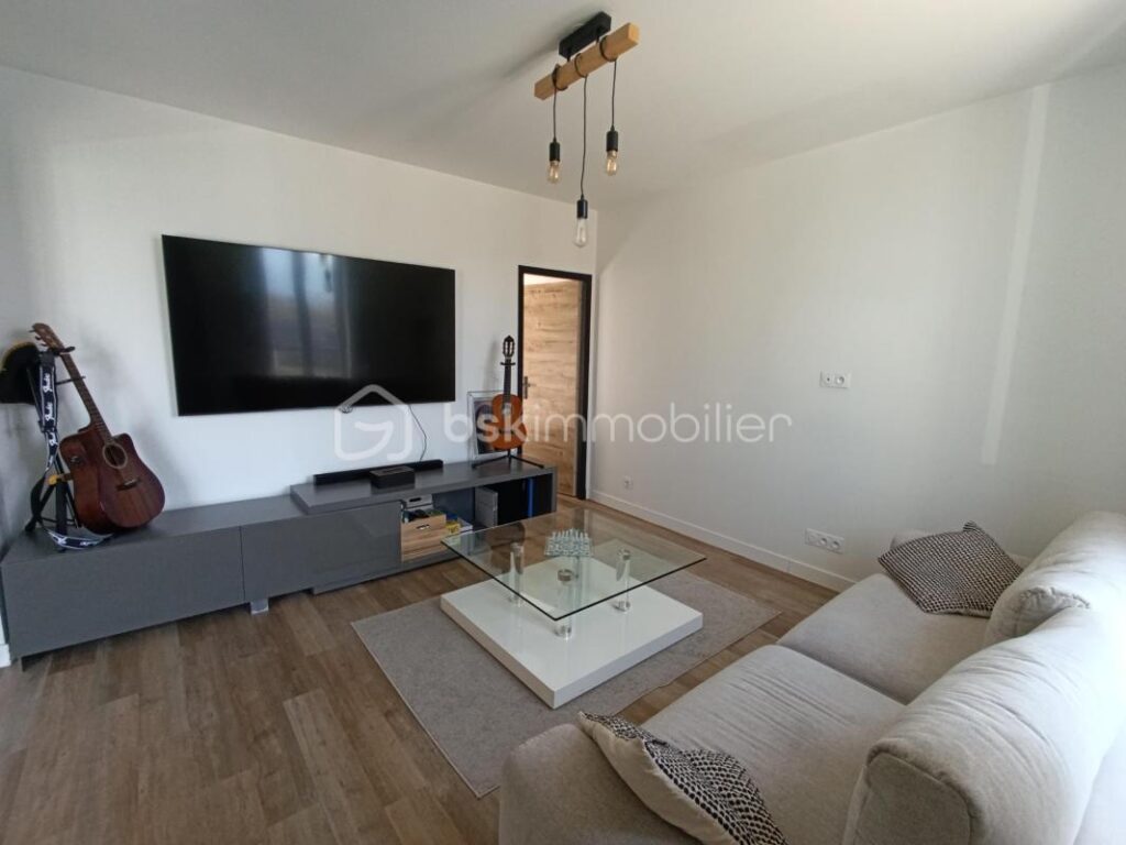 Appartement avec jardin et piscine privée – 3 pièces – 2 chambres – 85 m²