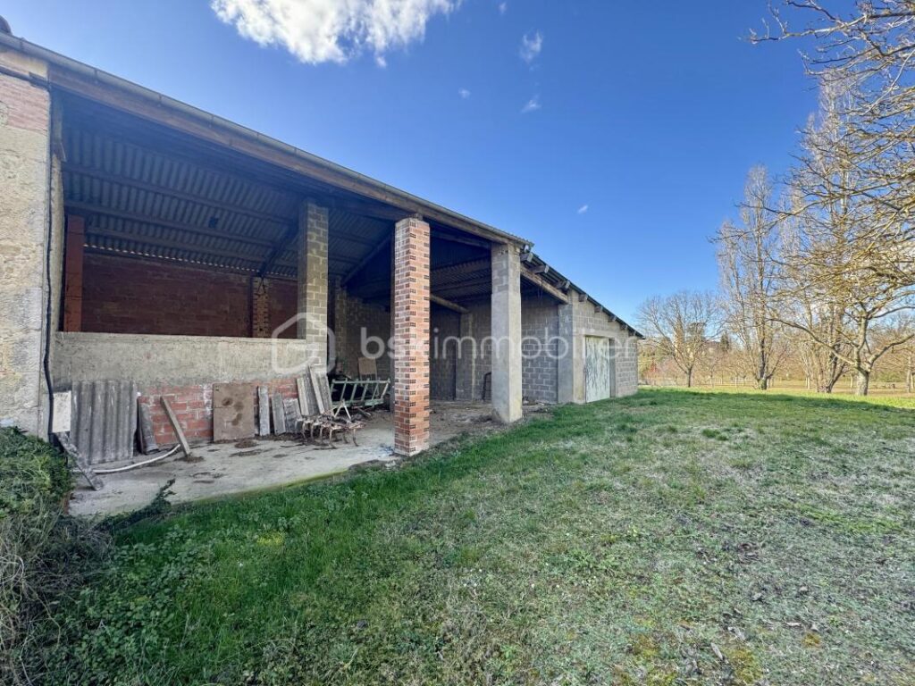 Ancienne ferme de 139m2 habitables – nombreuses dépendances – 4588m2 de terrain – 5 pièces – 3 chambres – 136 m²