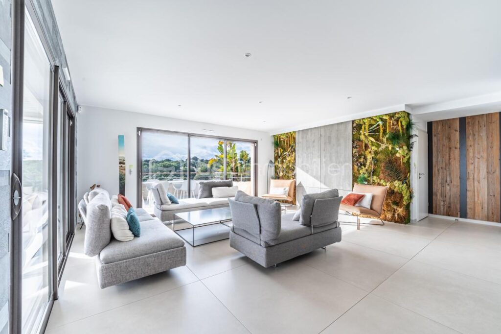 Magnifique T4 type Villa sur le toit / Vue mer / Terrasse + solarium 150 m² – 4 pièces – 3 chambres – 143 m²