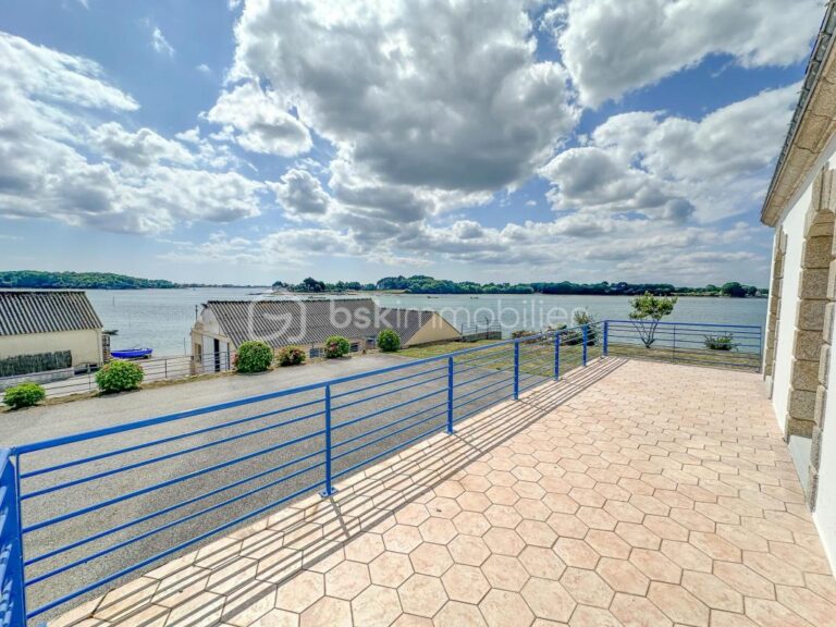 LOCOAL-MENDON Superbe vue sur la RIA d’ETEL – Tres Rare – 5 pièces – 4 chambres – 102 m²