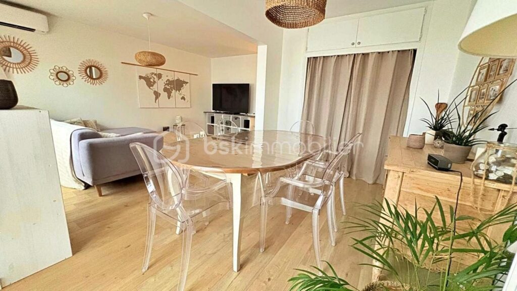 Appartement traversant lumineux, dernier étage, entièrement rénové, avec garage, cave et deux balcons – 3 pièces – 2 chambres – 76 m²