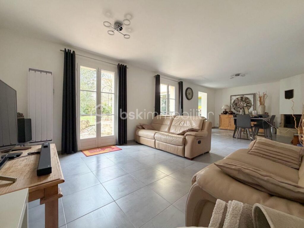 PROCHE MENNECY!!! SPACIEUSE MAISON INDEPENDANTE ! – 8 pièces – 5 chambres – 156 m²