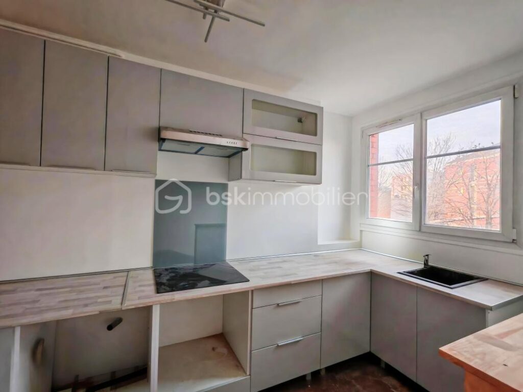 Appartement lumineux avec balcon en ville, idéal pour première acquisition – 3 pièces – 2 chambres – 57 m²