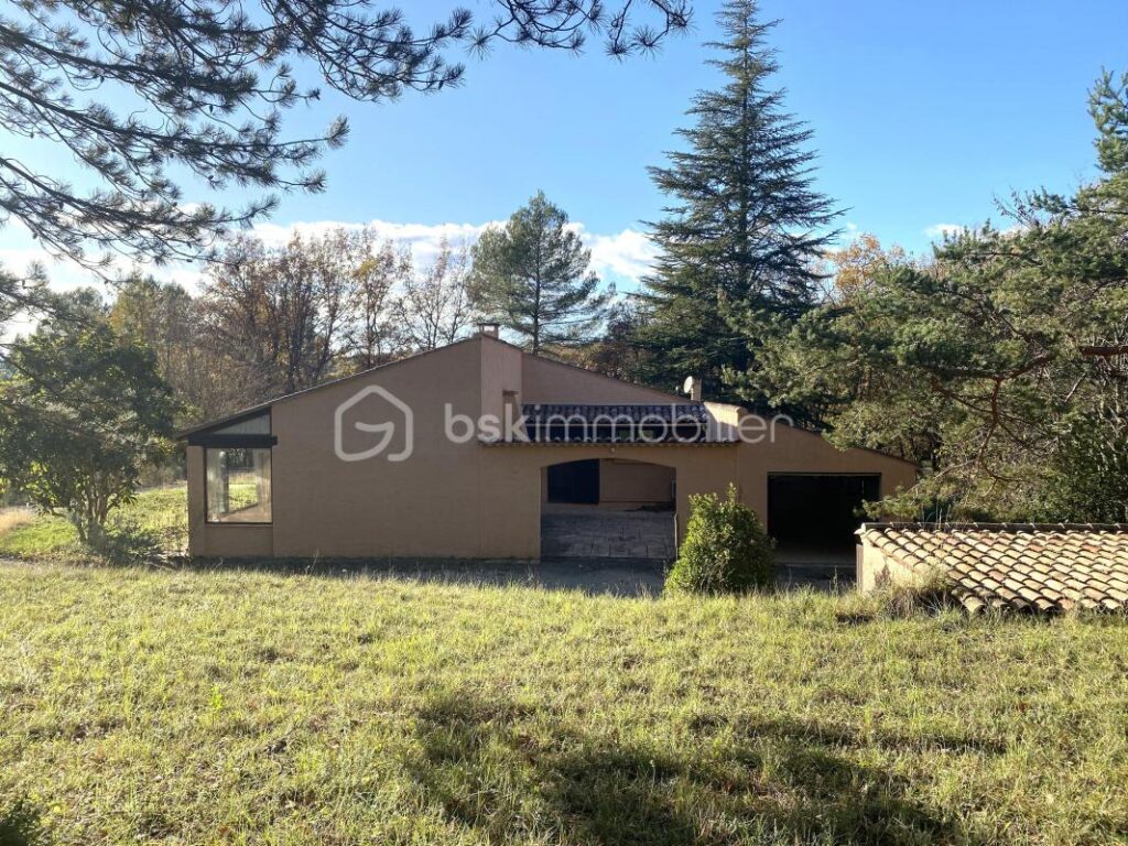 Maison traditionnelle de plain-pied de 133 m² – 6 pièces – 4 chambres + Grand Garage + Patio, sur un terrain de 4 000 m² – 6 pièces – 4 chambres – 133 m²