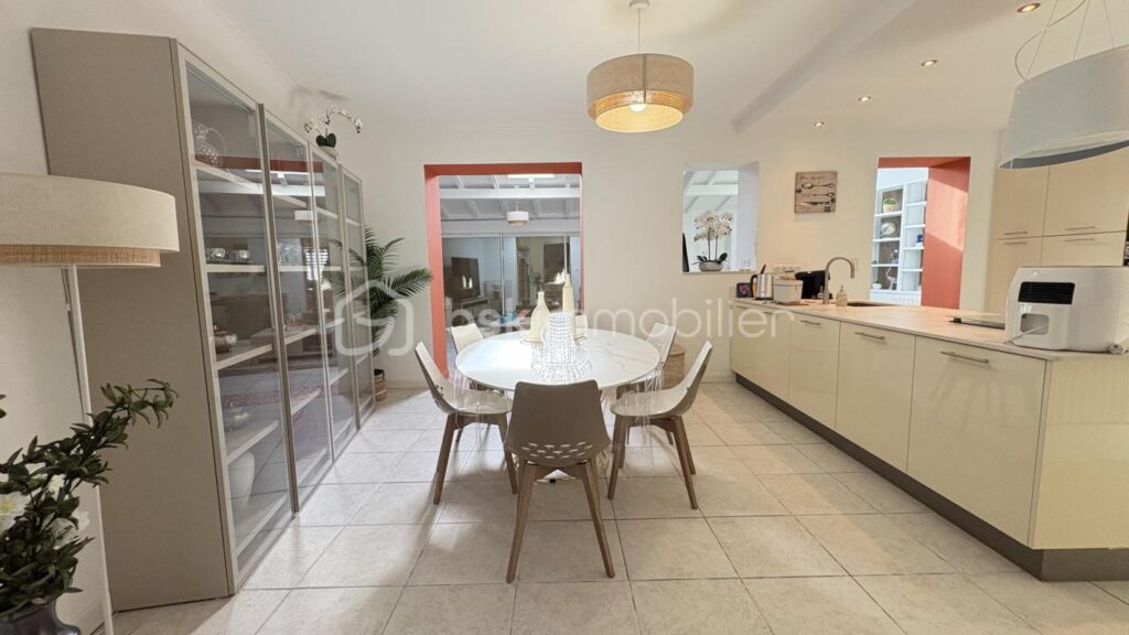 🏡 Rare en centre-ville de Bergerac – Maison 146 m² avec jardin et double garage – 6 pièces – 3 chambres – 146 m²