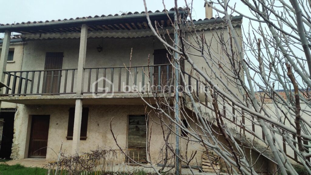 Premier niveau d’un ancien corps de ferme imprégné du charme de la Provence, avec piscine et vue exceptionnelle MONTLAUX 04230 – 4 pièces – 3 chambres – 110 m²