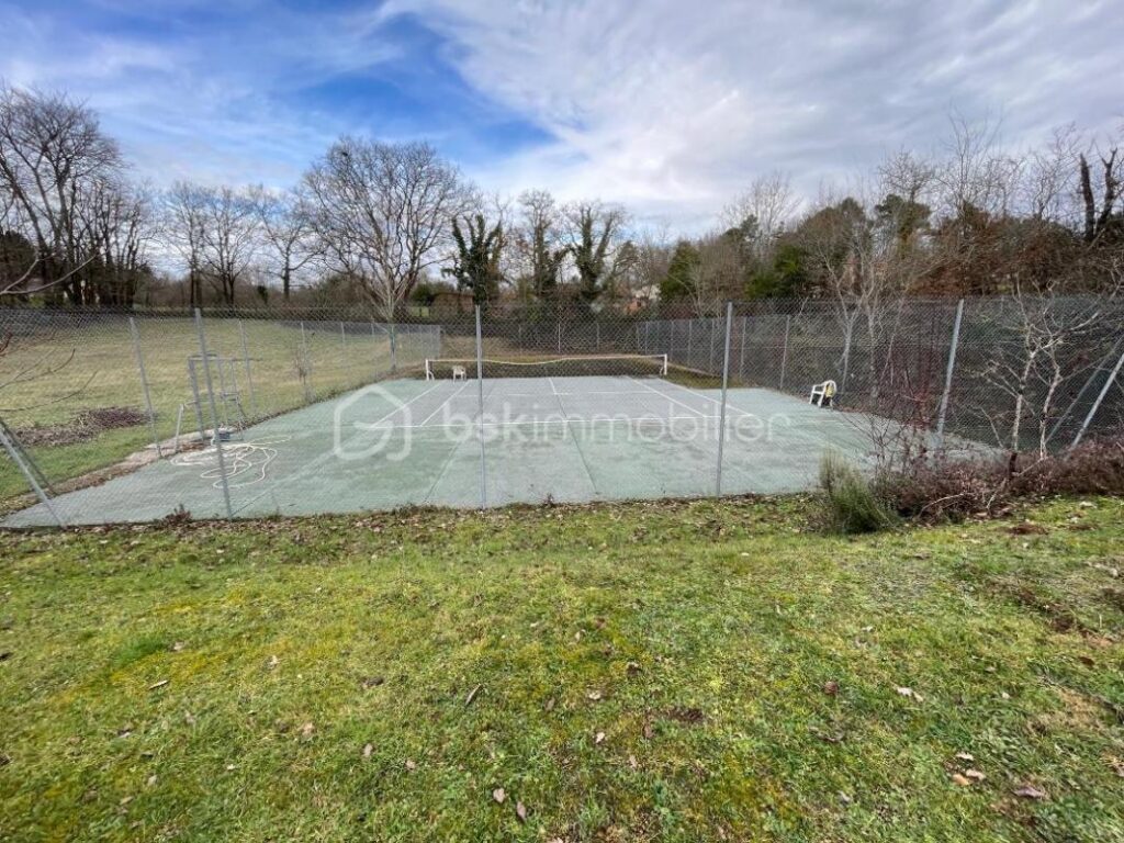 Grande propriété en pierre sur 86000m² de terrain – 7 pièces – 5 chambres – 226 m²